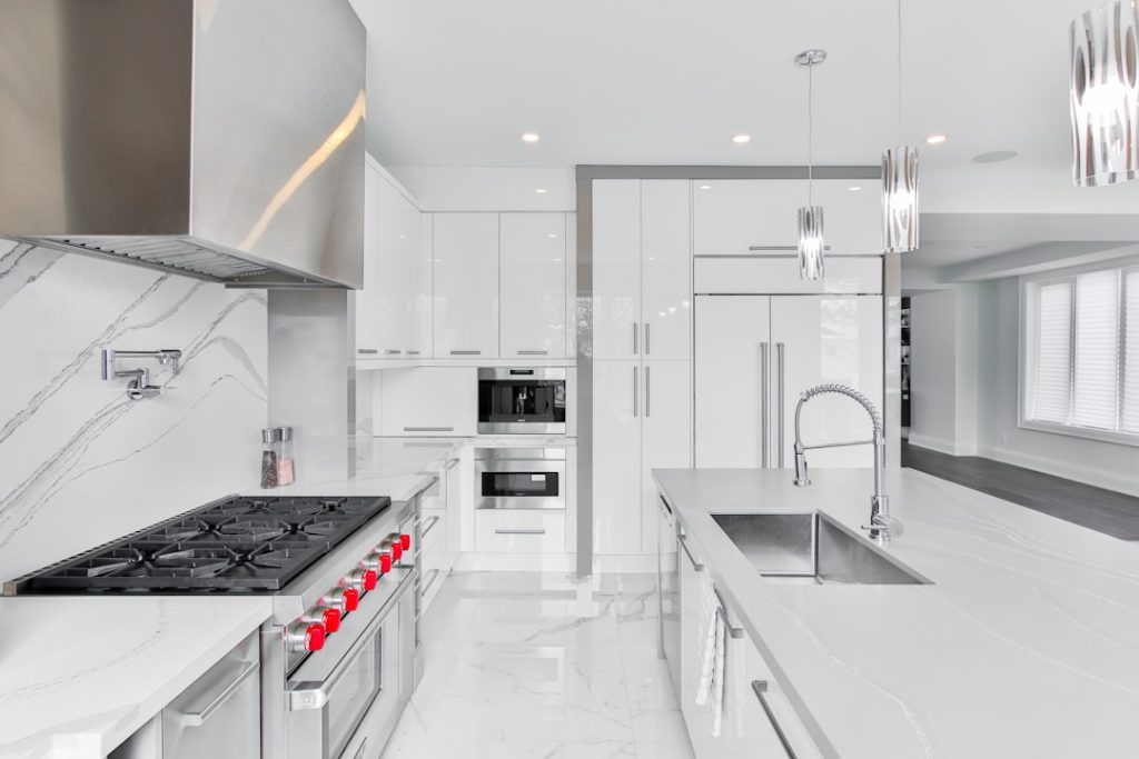 white-and-black-kitchen-cabinet-vozwoshqrdg